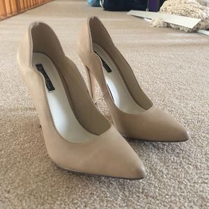 Nude Heels with Scalloped Edge